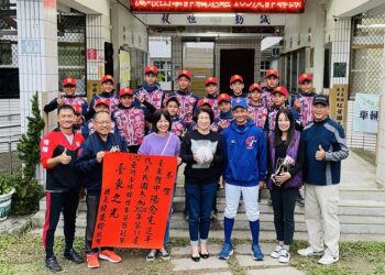 U12亚洲少棒赛继12强再夺金，饶庆铃至红叶小学赠红榜恭贺台东小将