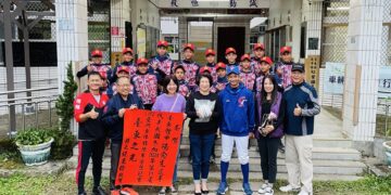 U12亚洲少棒赛继12强再夺金，饶庆铃至红叶小学赠红榜恭贺台东小将