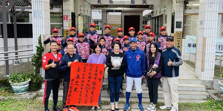 U12亚洲少棒赛继12强再夺金，饶庆铃至红叶小学赠红榜恭贺台东小将