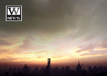 冬季风向为东北风，除风速强劲外，亦伴随境外污染物移入，使空气中的细悬浮微粒与臭氧浓度不易扩散而升高，恐危害健康