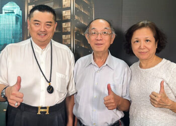 刘景升中医师贤伉俪(中、右一)对蔡许宏AI博士(左)推出『皇昱九天NO.1』给予高度肯定，未来将合作推出系列药膳食谱，让住户能在二楼健康餐饮区找到适合的药膳餐点，轻松享受健康生活