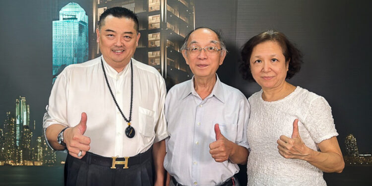 刘景升中医师贤伉俪(中、右一)对蔡许宏AI博士(左)推出『皇昱九天NO.1』给予高度肯定,未来将合作推出系列药膳食谱,让住户能在二楼健康餐饮区找到适合的药膳餐点,轻松享受健康生活