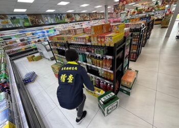 台东卫生局下午指派稽查人员前往业者处稽查，除请将『九龙斋食品有限公司』所生产之产品全数下架
