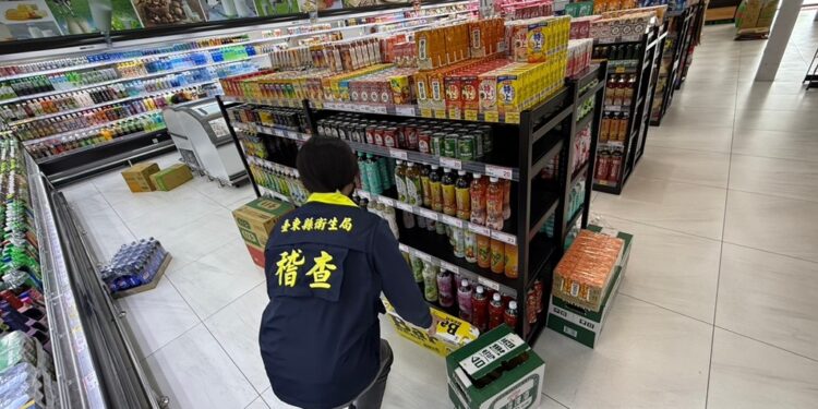 台东卫生局下午指派稽查人员前往业者处稽查，除请将『九龙斋食品有限公司』所生产之产品全数下架