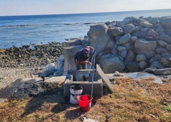 为了保护当地的海洋环境，台东县环境保护局在绿岛中南寮地区设置了『聚落式污水自然净化设施』