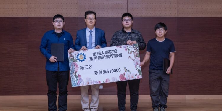 义守大学『弹指神器夹夹乐』创意作品，在竞赛中脱颖而出，夺下机械自动化及手工具创新组第三名的佳绩(照片提供／国立彰化师范大学工学院彰化县产学精进协会)