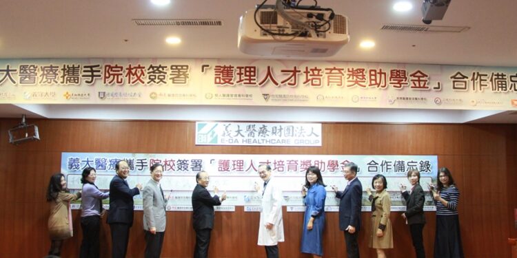 义守大学(左一)与义大医疗财团法人体系医院，签订『护理人才培育奖助学金』产学合作备忘录，携手12所院校推动护理人才培育计划