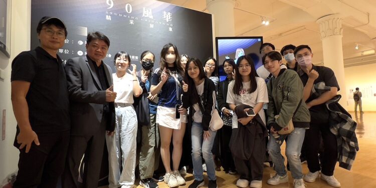 义守大学新媒系师生携手屏东市公所，举办时光廊道展示体验