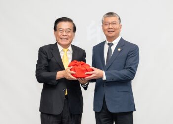 义守大学校长古源光(左)亲自为校友总会总会长张世昌(右)授印，象征传承与新章启动