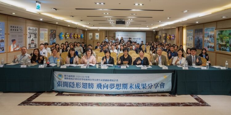 大学获得卫生福利部『112-113年度补助养成计划在学公费生社群网络发展计划』支持，承办期末成果分享会，邀请全台4所大学参与，展示创意与实践成果