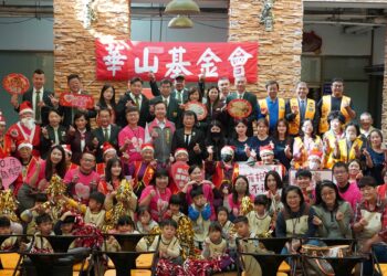 育达科大携手华山基金会，耶诞传爱助孤老共筑温馨情，参与活动长辈及与会贵宾与育达科大师生合影