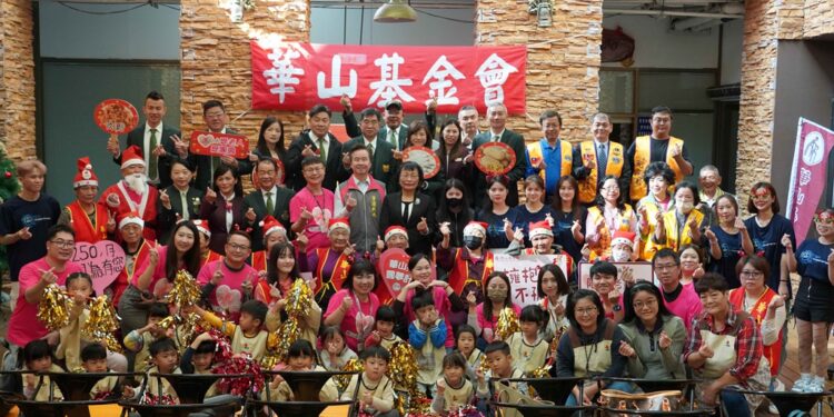 育达科大携手华山基金会，耶诞传爱助孤老共筑温馨情，参与活动长辈及与会贵宾与育达科大师生合影