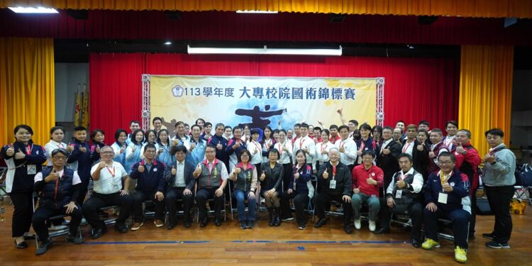 育达科技大学吴菊校长与全体裁判团合影