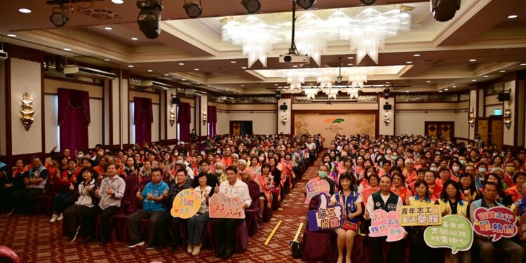 台东县政府今(7)日上午举办第27届金馨奖表扬典礼，传承志愿服务精神，表彰绩优志工无私付出