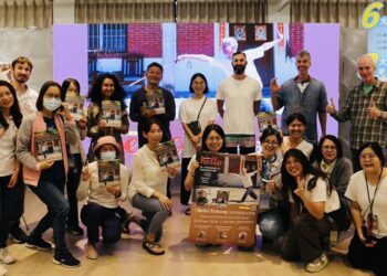 台东县政府创办了专为外籍人士量身打造的外语刊物『Hello Taitung』，最新一期/第8刊的主题为『Chill in Taitung疗愈的台东』