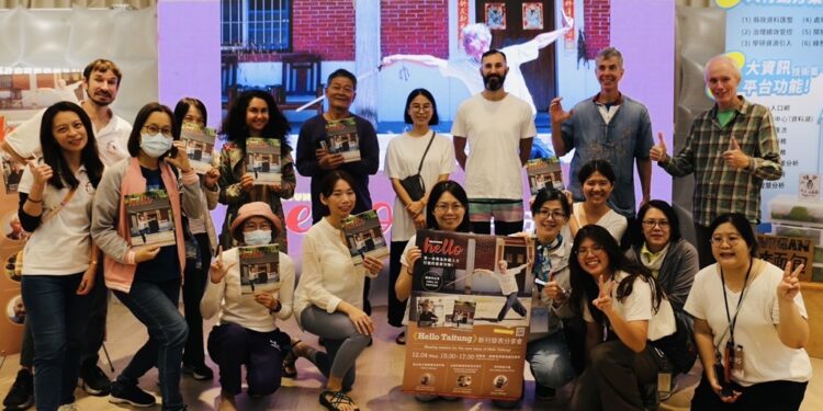 台东县政府创办了专为外籍人士量身打造的外语刊物『Hello Taitung』，最新一期/第8刊的主题为『Chill in Taitung疗愈的台东』