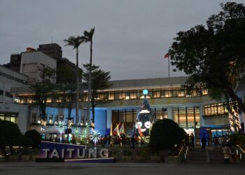 台东县政府在县府广场设置圣诞树，增添节庆氛围，并在16日晚间举行点灯仪式