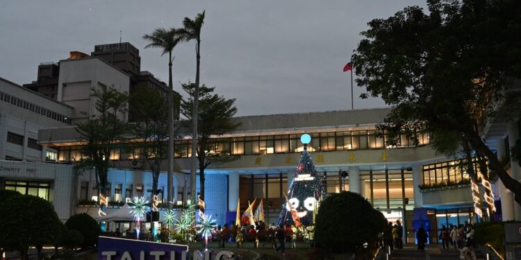 台东县政府在县府广场设置圣诞树，增添节庆氛围，并在16日晚间举行点灯仪式