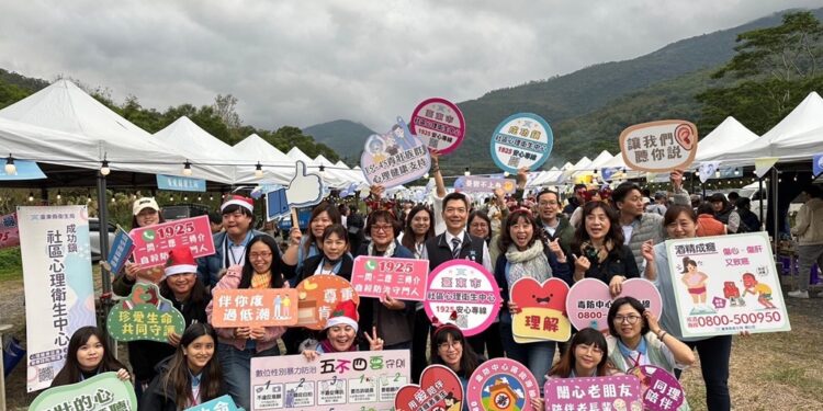 台东县政府推出『2024解忧祭』活动最终场，14日在达仁乡土坂吊桥旁举办『下班音乐节』