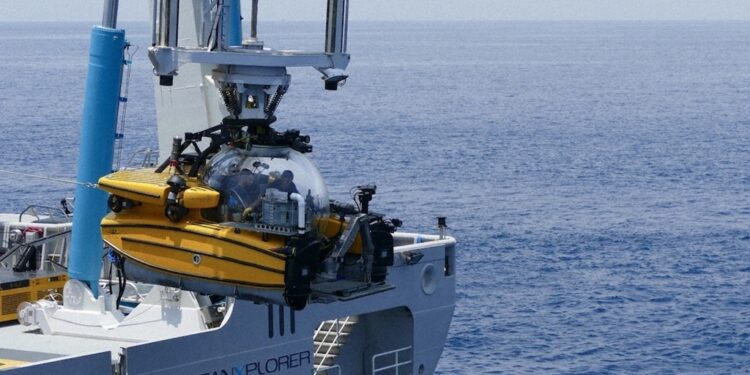 调查红海深海的潜水艇