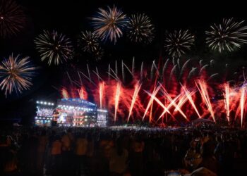 超过一万发！打造240秒璀璨烟火迎接2025年