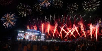 超过一万发！打造240秒璀璨烟火迎接2025年