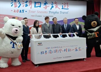 2025澎湖四季旅游系列活动正式启动，交通部观光署副署长林信任(中)、澎管处处长洪志光(右4)及澎湖县政府旅游处副处长刘美凡(左4)与相关航空旅游业者为活动热身