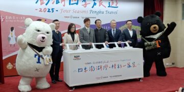 2025澎湖四季旅游系列活动正式启动，交通部观光署副署长林信任(中)、澎管处处长洪志光(右4)及澎湖县政府旅游处副处长刘美凡(左4)与相关航空旅游业者为活动热身