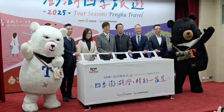2025澎湖四季旅游系列活动正式启动，交通部观光署副署长林信任(中)、澎管处处长洪志光(右4)及澎湖县政府旅游处副处长刘美凡(左4)与相关航空旅游业者为活动热身