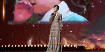 晚会在孙俪献唱的《凤凰于飞》中迎来高潮