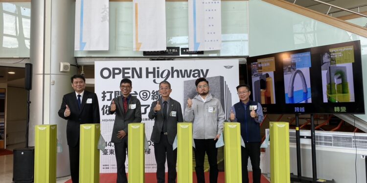 交通部公路局与客家委员会客家文化发展中心合办的巡展『幸福公路与客家主题巡展-打开台9线，你上线了吗？』7日上午在台东县政府文化处举办开幕记者会