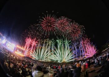 台东跨年晚会逾5.5万人齐聚嗨翻海滨公园