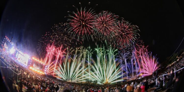 台东跨年晚会逾5.5万人齐聚嗨翻海滨公园