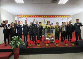 周春米出席表扬活动与后辅干部合影