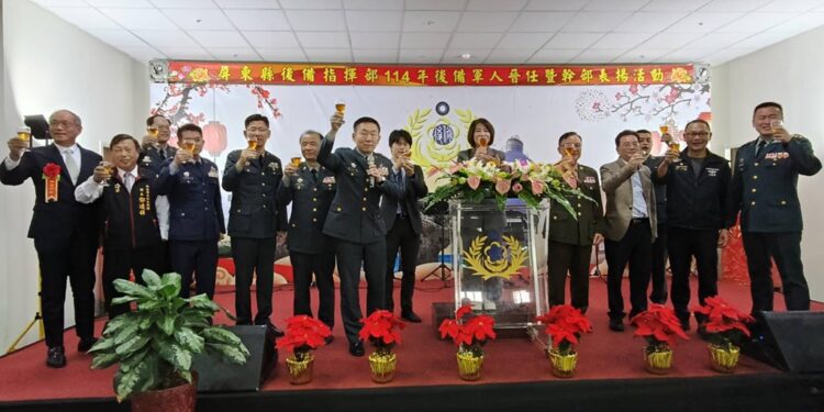 周春米出席表扬活动与后辅干部合影