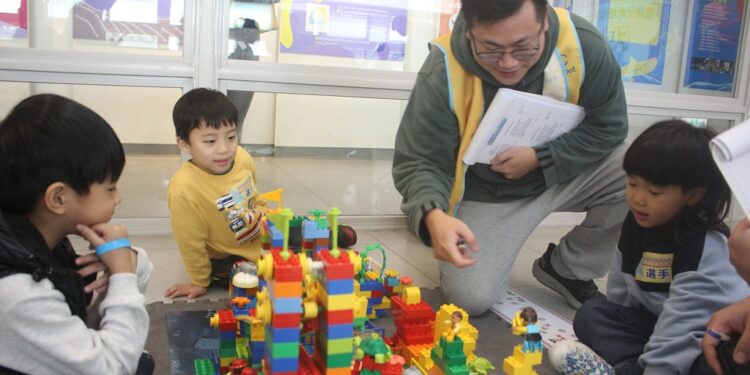 国立海洋科技博物馆为激发幼儿在STEM领域潜能发挥，于日前与台湾机器人教育联盟共同主办乐高探索挑战&初级机器人挑战赛暨幼儿创意积木大赛