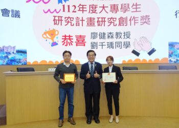 义守大学医科系获国科会大专学生研究创作奖，廖健森老师(左)、古源光校长(中)、刘千瑀学生(右)