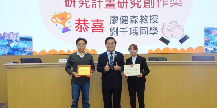 义守大学医科系获国科会大专学生研究创作奖，廖健森老师(左)、古源光校长(中)、刘千瑀学生(右)