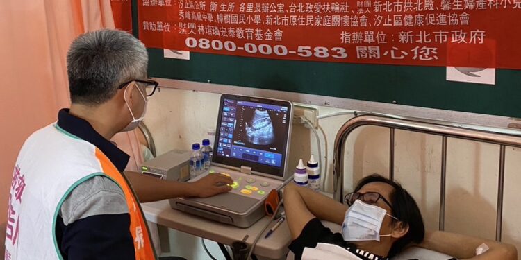 肝病防治学术基金会赴新北市汐止区为民众做免费腹部超音波检查