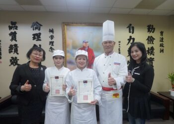 育达科大吴菊校长(左1)与餐旅系得奖师生合影