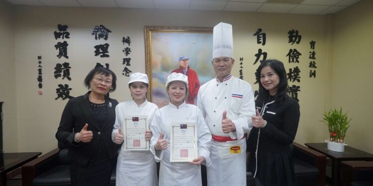 育达科大吴菊校长(左1)与餐旅系得奖师生合影