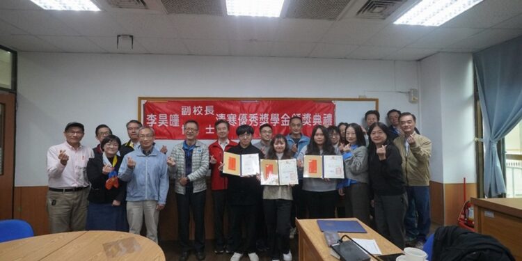 育达科大颁奖合影