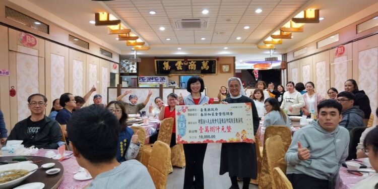 台东县政府春节前夕特别由社会处长陈淑兰走访县内11家社福机构，发放春节加菜金及住民慰问金，共33万1,400元，感谢社福单位的付出与辛劳