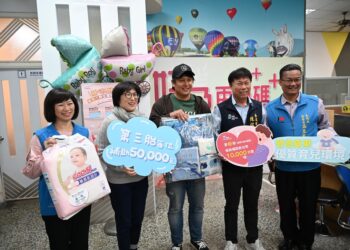 台东县政府积极推动各项友善育儿政策，并以『育儿神队友』为目标，全力打造幸福育儿环境