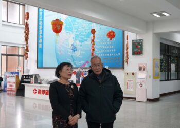 陈超明立法委员(图右)与育达科技大学吴菊校长(图左)共同讨论深耕苗栗推广AI教育方向