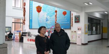 陈超明立法委员(图右)与育达科技大学吴菊校长(图左)共同讨论深耕苗栗推广AI教育方向