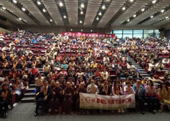 灵鹫山桃园区普仁奖颁奖典礼1月4日在桃园高中盛大举行，贵宾与全体得奖学生合影