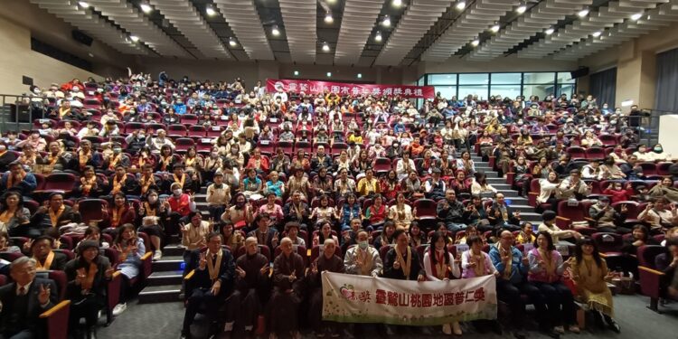 灵鹫山桃园区普仁奖颁奖典礼1月4日在桃园高中盛大举行，贵宾与全体得奖学生合影