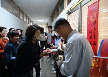 饶庆铃县长向县府同仁提前贺岁并致赠春节红包袋