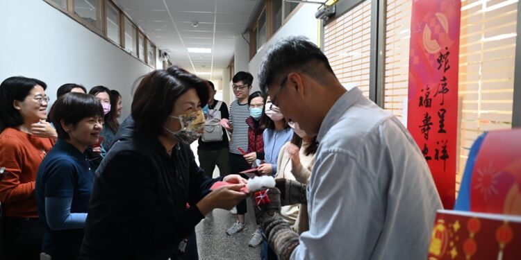 饶庆铃县长向县府同仁提前贺岁并致赠春节红包袋